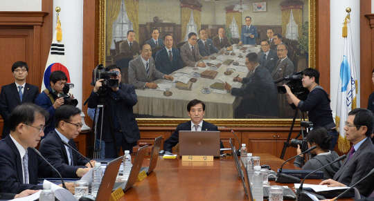 이주열 한국은행 총재가 15일 오전 서울 중구 남대문로 한국은행 본점에서 열린 금융통화위원회를 주재하고 있다.
